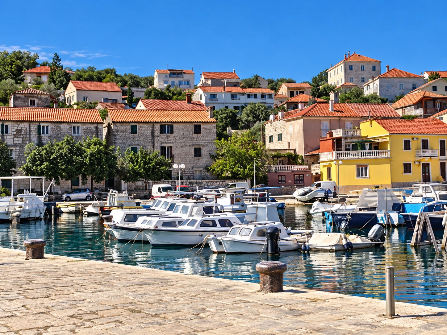 Boote und Häuser am Hafen von Sali auf Dugi Otok.
