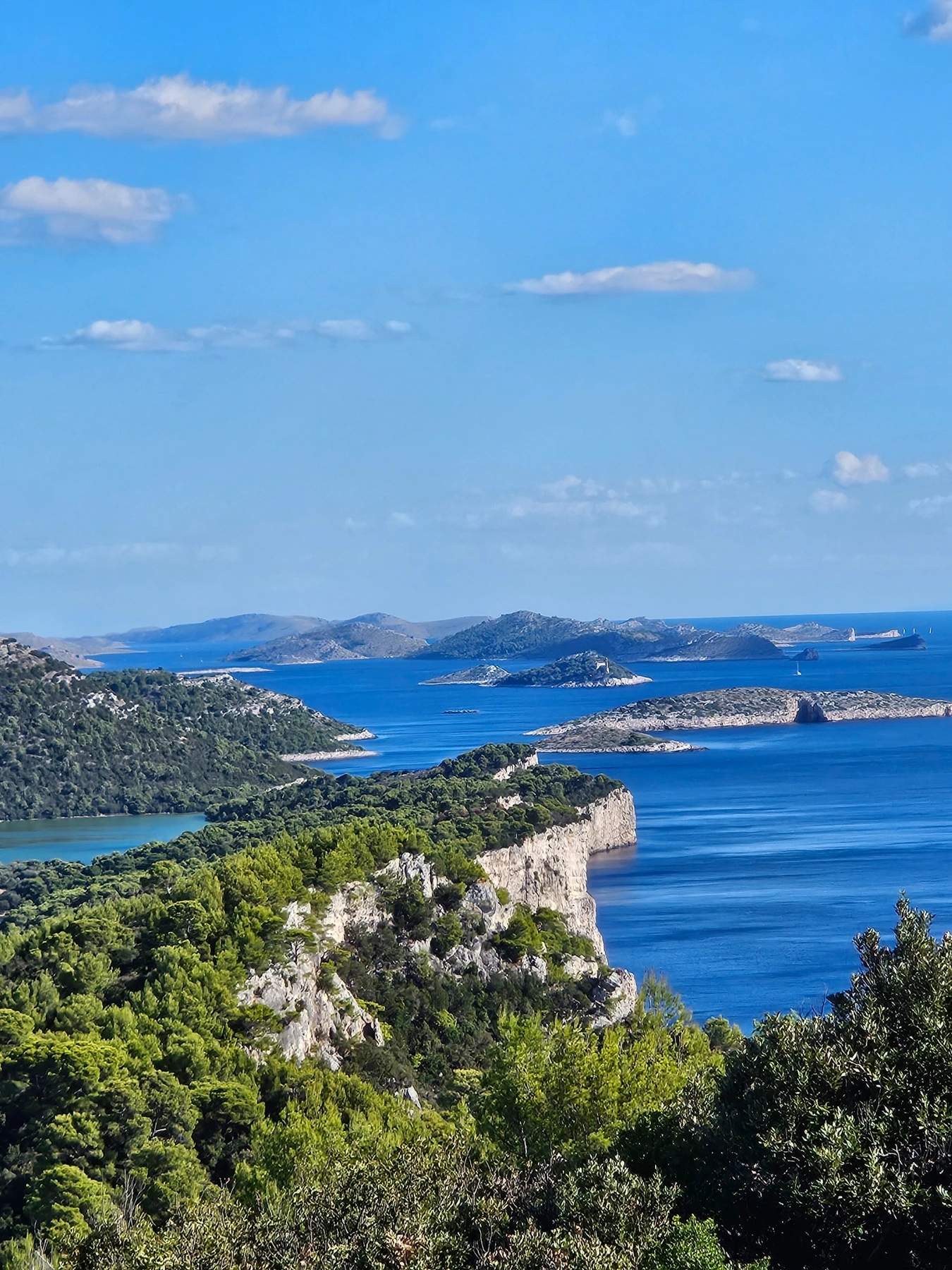 Blick über Steilküste, Inseln und blaues Meer auf Dugi Otok.