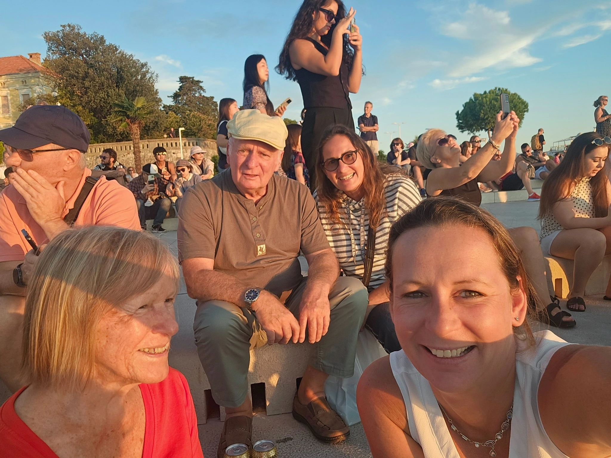 Gemeinsame Reiseerinnerung mit der Familie am Meer.