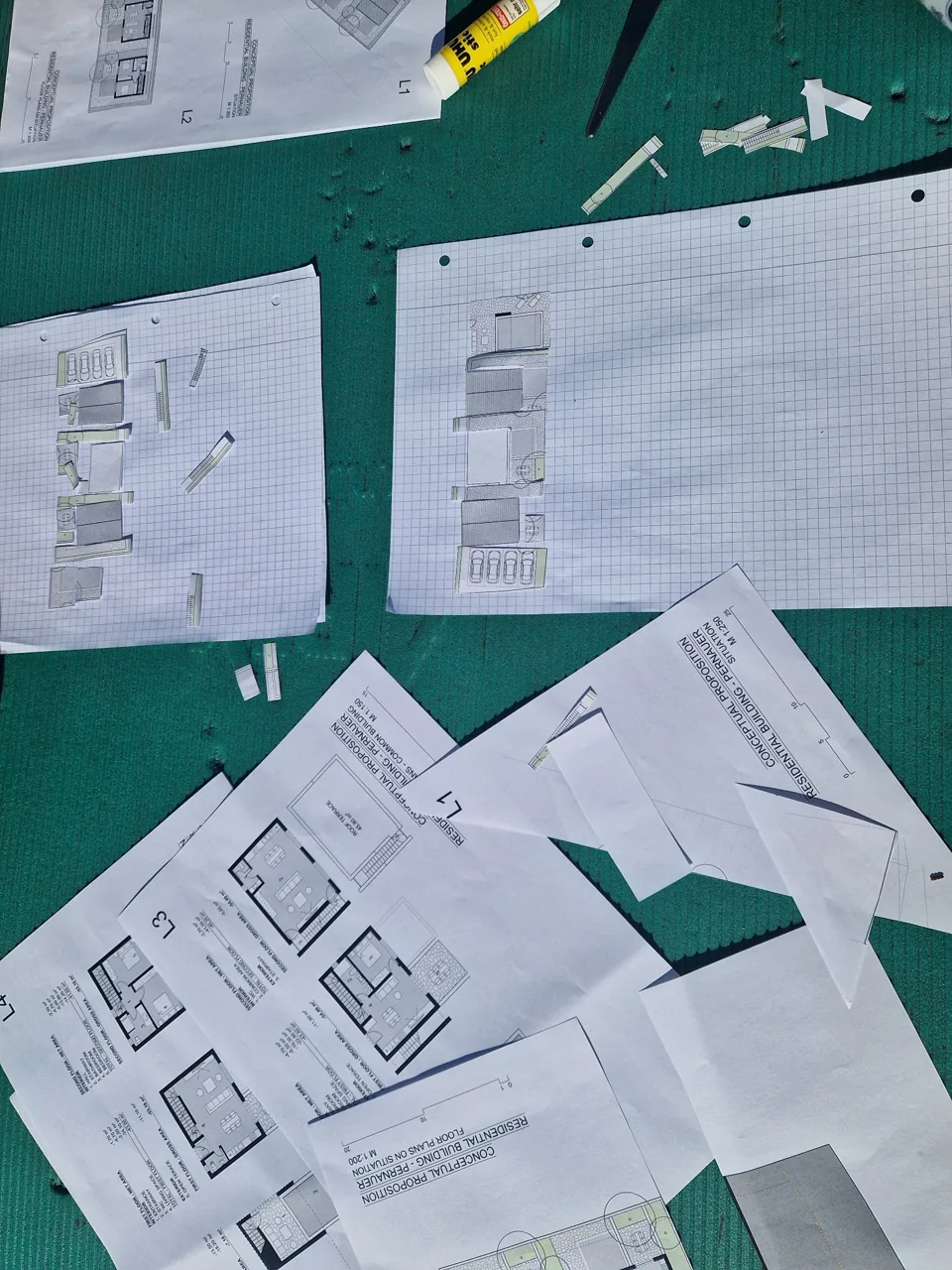 Ausgeschnittene Grundrisse, kariertes Papier und Schere bei der CASAdria-Planung.