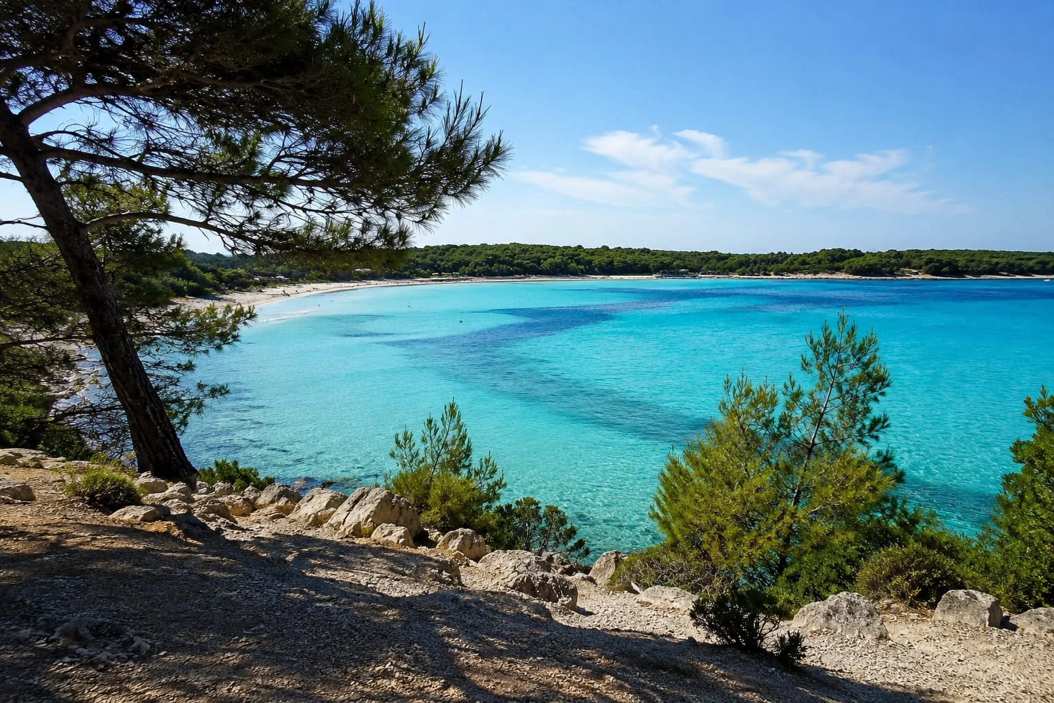 Türkisblaue Bucht auf Dugi Otok.