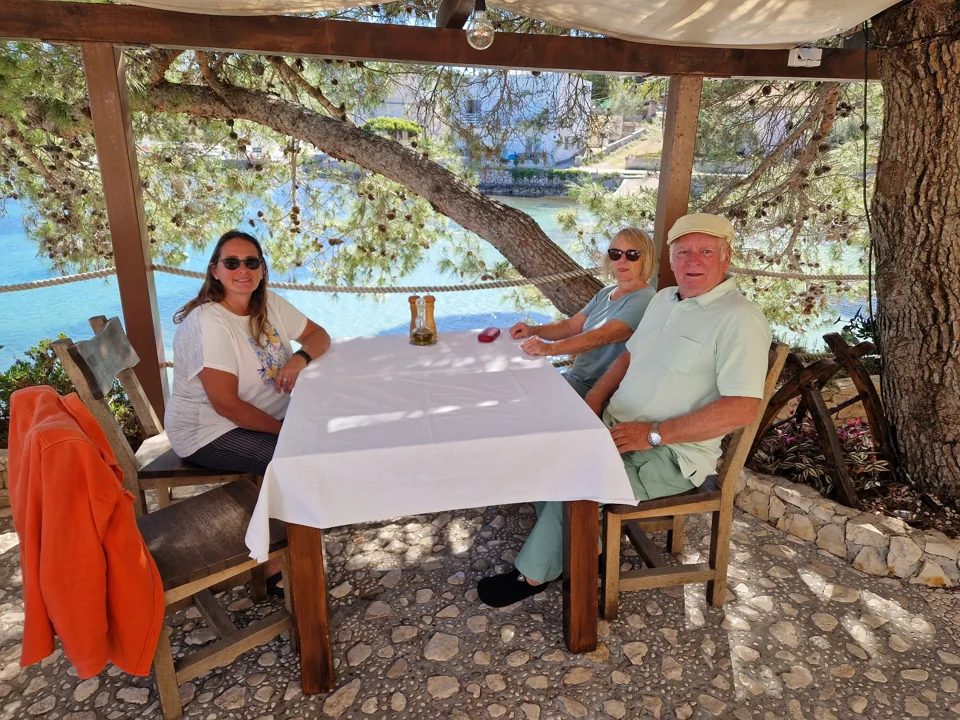Gemeinsame Mittagspause mit der Familie unter Bäumen an der Bucht von Žman.